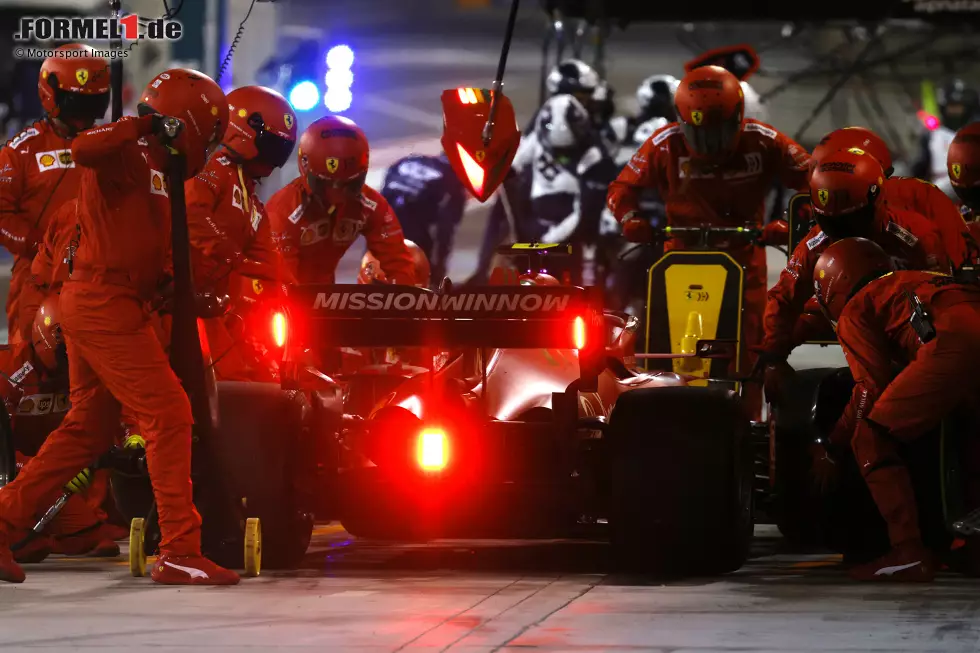 Foto zur News: Carlos Sainz (3): Machte bis zu Q3 am Wochenende teilweise sogar einen schnelleren Eindruck als Leclerc, doch im entscheidenden Moment hatte der Teamkollege dann die Nase vorne. Vier Plätze fehlten im Qualifying auf Leclerc, zwei im Rennen. Ordentliches Ferrari-Debüt, aber für eine 2 etwas zu wenig.