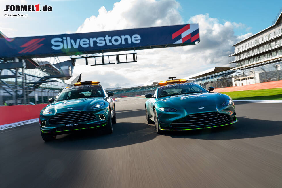 Aston Martin und Mercedes teilen sich 2021 den Einsatz von Safety- und Medical-Car. Während die Aston-Martin-Autos ein traditionelles Grün erhalten haben, werden die Mercedes-Wagen in diesem Jahr rot! Aston Martin und Mercedes teilen sich 2021 den Einsatz von Safety- und Medical-Car. Während die Aston-Martin-Autos ein traditionelles Grün erhalten haben, werden die Mercedes-Wagen in diesem Jahr rot!