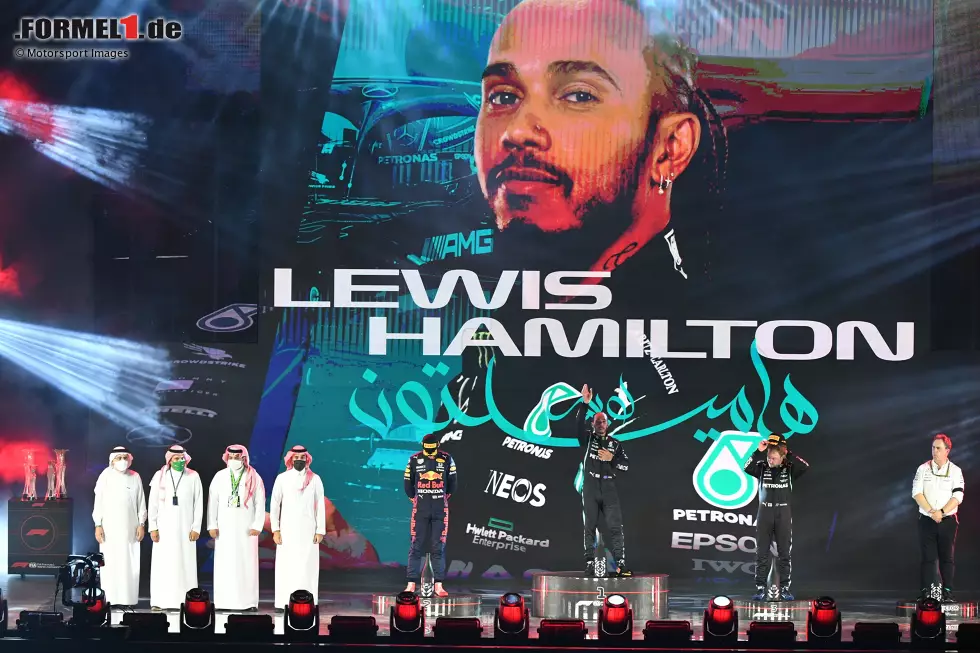 Lewis Hamilton (2): Für uns ist der Rennsieger auch der beste Fahrer in Saudi-Arabien gewesen. Eine 1 gibt es aber nicht, weil wir ihm am Verstappen-Crash zumindest eine Teilschuld geben. Warum überholt er ihn nicht einfach? Zudem auch sportlich nicht ganz fair, als er vor dem Neustart eine extrem große Lücke zu Verstappen lässt. Foto zur News: Lewis Hamilton (2): Für uns ist der Rennsieger auch der beste Fahrer in Saudi-Arabien gewesen. Eine 1 gibt es aber nicht, weil wir ihm am Verstappen-Crash zumindest eine Teilschuld geben. Warum überholt er ihn nicht einfach? Zudem auch sportlich nicht ganz fair, als er vor dem Neustart eine extrem große Lücke zu Verstappen lässt.