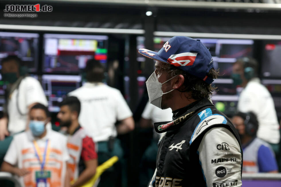 Foto zur News: Fernando Alonso (4): In Katar noch einer der Helden, zwei Wochen später geht gar nichts mehr. Im Qualifying zu langsam, im Rennen auch, dazu mit einem Dreher aufgefallen. Hadert mit Pech durch rote Flaggen und Co. Aber auch ohne die Unterbrechungen wäre in Wahrheit nicht viel mehr als P13 möglich gewesen.