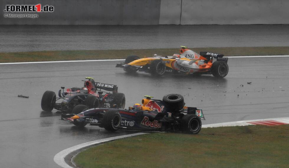 Foto zur News: Bullen-Crash (Japan 2007): Beim verregneten Rennen in Fuji winkt Red Bull das damals beste Formel-1-Ergebnis. Mark Webber und Sebastian Vettel (damals noch für Juniorteam Toro Rosso unterwegs) liegen auf P2 und P3, als Vettel hinter dem Safety-Car bei schwierigen Sichtbedingungen in Webber kracht. Beide sind raus.