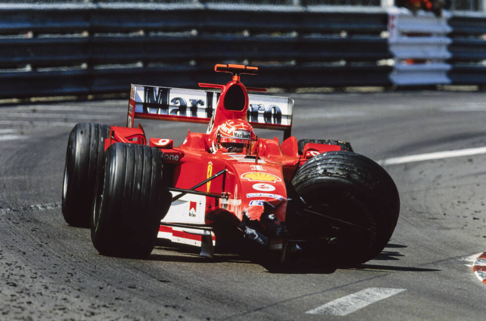 Foto zur News: Crash beendet Schumacher-Serie (Monaco 2004): In der Saison 2004 gewinnt &quot;Schumi&quot; unfassbare zwölf der ersten 13 Rennen. Lediglich in Monaco sieht der spätere Weltmeister die Zielflagge nicht. Hinter dem Safety-Car wird er im Tunnel von Juan Pablo Montoya abgeräumt.