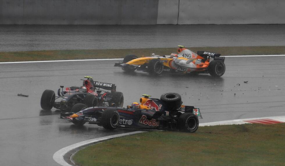 Foto zur News: Bullen-Crash (Japan 2007): Beim verregneten Rennen in Fuji winkt Red Bull das damals beste Formel-1-Ergebnis. Mark Webber und Sebastian Vettel (damals noch für Juniorteam Toro Rosso unterwegs) liegen auf P2 und P3, als Vettel hinter dem Safety-Car bei schwierigen Sichtbedingungen in Webber kracht. Beide sind raus.
