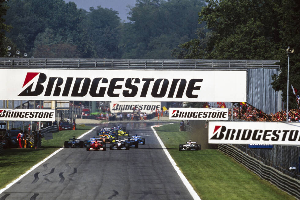 Foto zur News: Button fliegt doppelt ab (Monza 2000): Wieder Italien, wieder ein Neustart. Dieses Mal ist es Michael Schumacher, der an der Spitze des Feldes langsam macht. Der damalige Rookie Jenson Button reagiert zu spät und kracht fast in die vor ihm fahrenden Autos. Er kann einen Crash verhindern, berührt dabei aber selbst die Leitplanke.