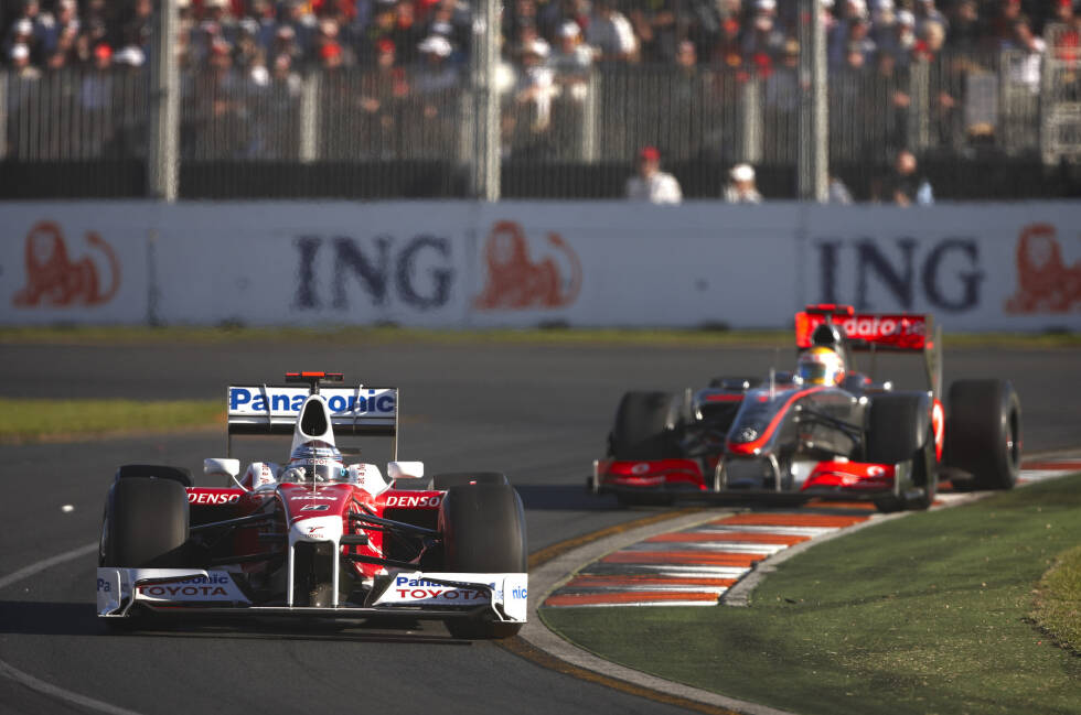 Foto zur News: &quot;Liegate&quot; (Australien 2009): Richtig unangenehm wird es beim Saisonauftakt 2009 auch für McLaren. Hinter dem Safety-Car rutscht Jarno Trulli von der Strecke, Lewis Hamilton geht vorbei. Anschließend lässt der Brite den Toyota wieder passieren. Für das Überholmanöver unter Gelb erhält Trulli eine Zeitstrafe und verliert P3.