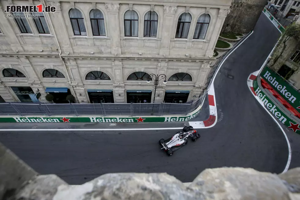 Foto zur News: &quot;I think Ericsson hit us&quot; (Baku 2018): Ebenfalls ohne Fremdeinwirkung fliegt Romain Grosjean 2018 in Aserbaidschan während einer Safety-Car-Phase ab. Kurios: Sein Renningenieur funkt anschließend, Marcus Ericsson habe ihn vermutlich abgeschossen. Die TV-Bilder zeigen jedoch, dass gar kein anderes Auto in der Nähe war.