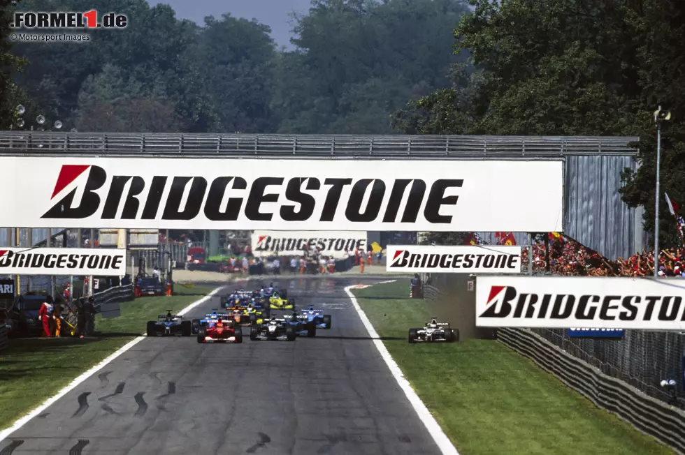 Button fliegt doppelt ab (Monza 2000): Wieder Italien, wieder ein Neustart. Dieses Mal ist es Michael Schumacher, der an der Spitze des Feldes langsam macht. Der damalige Rookie Jenson Button reagiert zu spät und kracht fast in die vor ihm fahrenden Autos. Er kann einen Crash verhindern, berührt dabei aber selbst die Leitplanke. Foto zur News: Button fliegt doppelt ab (Monza 2000): Wieder Italien, wieder ein Neustart. Dieses Mal ist es Michael Schumacher, der an der Spitze des Feldes langsam macht. Der damalige Rookie Jenson Button reagiert zu spät und kracht fast in die vor ihm fahrenden Autos. Er kann einen Crash verhindern, berührt dabei aber selbst die Leitplanke.