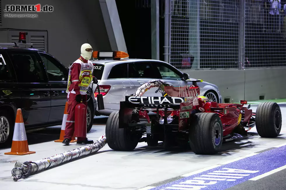 Massa wird zum "Crashgate"-Opfer (Singapur 2008): 2008 gastiert die Formel 1 zum ersten Mal in den Straßen von Singapur. Und es soll ein denkwürdiges Rennen werden! Leidtragender ist Felipe Massa, der während einer Safety-Car-Phase an die Box kommt. Ein Fehler von Ferrari sorgt dafür, dass er dort zu früh wieder Gas gibt. Foto zur News: Massa wird zum "Crashgate"-Opfer (Singapur 2008): 2008 gastiert die Formel 1 zum ersten Mal in den Straßen von Singapur. Und es soll ein denkwürdiges Rennen werden! Leidtragender ist Felipe Massa, der während einer Safety-Car-Phase an die Box kommt. Ein Fehler von Ferrari sorgt dafür, dass er dort zu früh wieder Gas gibt.