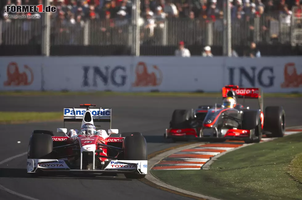 "Liegate" (Australien 2009): Richtig unangenehm wird es beim Saisonauftakt 2009 auch für McLaren. Hinter dem Safety-Car rutscht Jarno Trulli von der Strecke, Lewis Hamilton geht vorbei. Anschließend lässt der Brite den Toyota wieder passieren. Für das Überholmanöver unter Gelb erhält Trulli eine Zeitstrafe und verliert P3. Foto zur News: "Liegate" (Australien 2009): Richtig unangenehm wird es beim Saisonauftakt 2009 auch für McLaren. Hinter dem Safety-Car rutscht Jarno Trulli von der Strecke, Lewis Hamilton geht vorbei. Anschließend lässt der Brite den Toyota wieder passieren. Für das Überholmanöver unter Gelb erhält Trulli eine Zeitstrafe und verliert P3.
