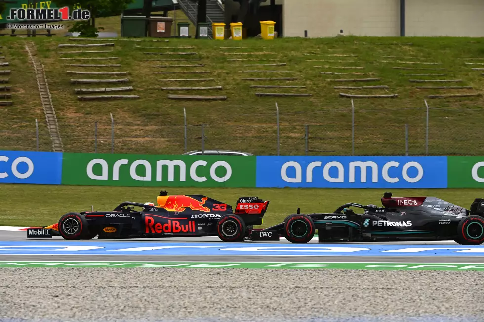 Foto zur News: Max Verstappen (1): Zeigte vielleicht sogar die etwas bessere Leistung als Hamilton am Sonntag, war am Ende durch das Strategie-Dilemma aber machtlos. Hätte er den Weltmeister ohne weiteren Stopp hinter sich halten können? Wissen wir nicht. Falsch hat er persönlich auf jeden Fall nichts gemacht.