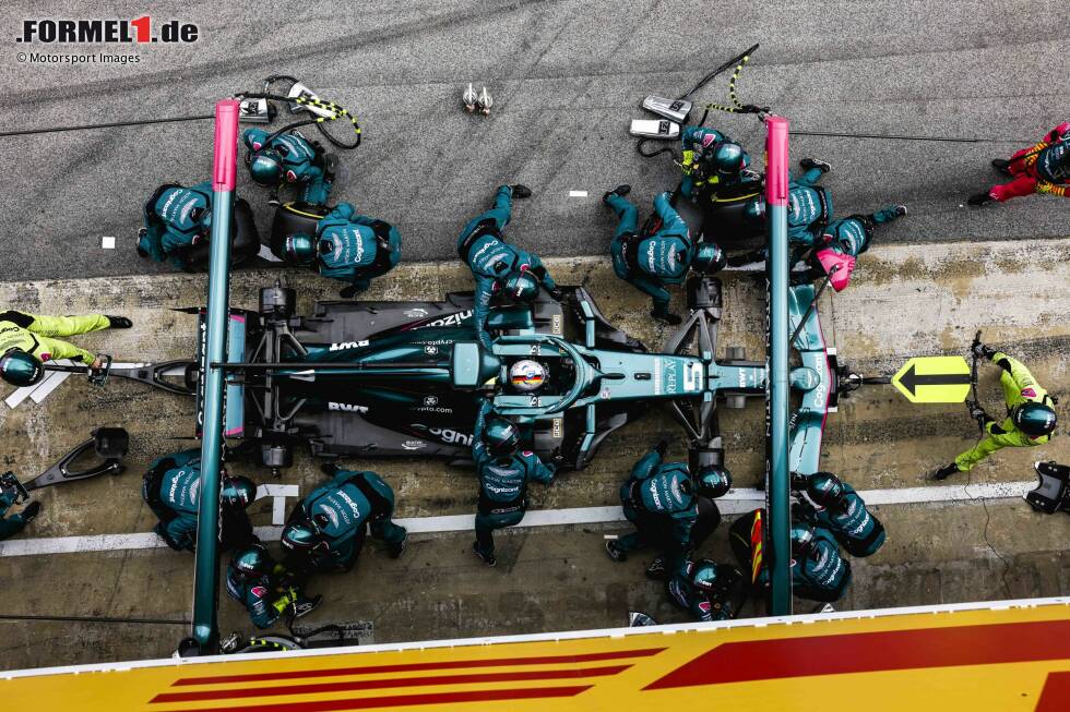 Foto zur News: Sebastian Vettel (3): Etwas langsamer als der Teamkollege, aber eigentlich war das Wochenende gar nicht so verkehrt. Im Rennen auch unter schlechten Entscheidungen des Teams gelitten. Am Ende auf P13 da ins Ziel gekommen, wo der Aston Martin ungefähr steht. Auf den großen Durchbruch wartet er weiter.
