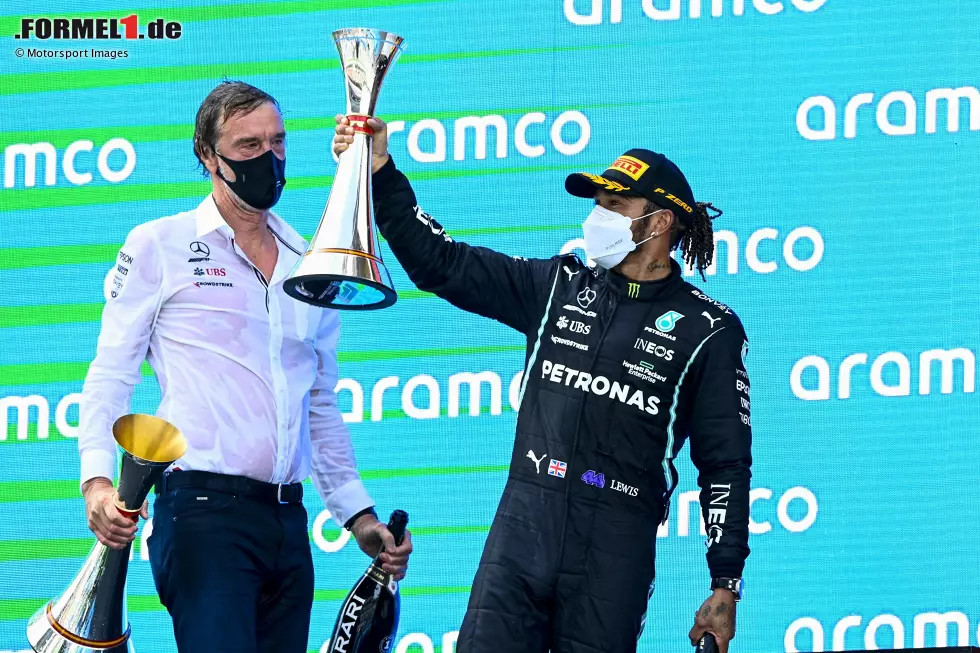 Lewis Hamilton (1): Beim Start hat er sich von Verstappen überholen lassen, doch dafür gibt's nur einen minimalen Abzug, weil er in der Szene versuchte, dem Teamkollegen einen Windschatten zu geben. Ansonsten ein perfektes Wochenende mit Pole und Rennsieg. Spätestens jetzt ist klar: Der Titel führt auch 2021 nur über ihn! Foto zur News: Lewis Hamilton (1): Beim Start hat er sich von Verstappen überholen lassen, doch dafür gibt's nur einen minimalen Abzug, weil er in der Szene versuchte, dem Teamkollegen einen Windschatten zu geben. Ansonsten ein perfektes Wochenende mit Pole und Rennsieg. Spätestens jetzt ist klar: Der Titel führt auch 2021 nur über ihn!