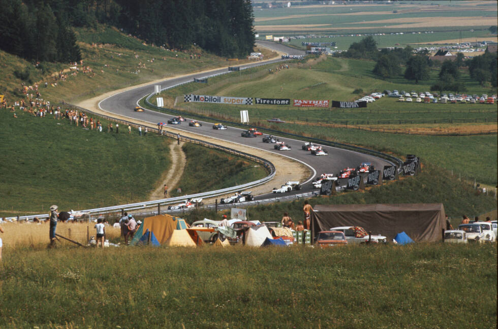 Foto zur News: Spielberg: Auf dem Bild fährt die Formel 1 1972 durch die Dr.-Tiroch-Kurve des Österreichrings. Dieser Teil der Strecke, die sogenannte Westschleife, ist heute nicht mehr im Layout enthalten. Tatsächlich war der Kurs zwischendurch komplett verschwunden, wurde dann von Red Bull gekauft und neu aufgebaut, mit Teilen des einstigen Layouts.