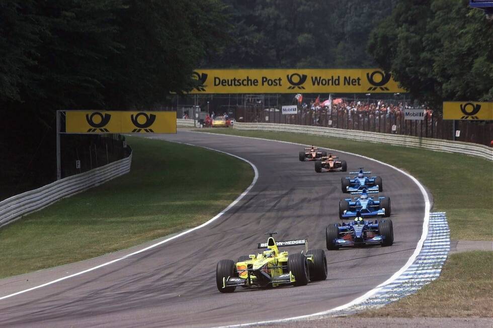 Foto zur News: Hockenheim: Bis einschließlich 2001 schossen die Formel-1-Autos auf dem Hockenheimring die langen Waldgeraden entlang und pfiffen durch drei Schikanen, um dann wieder ins Motodrom zurückzukehren. Zur Saison 2002 wurde die Strecke von 6,8 auf 4,5 Kilometer verkürzt, die alten Geraden wurden renaturiert.
