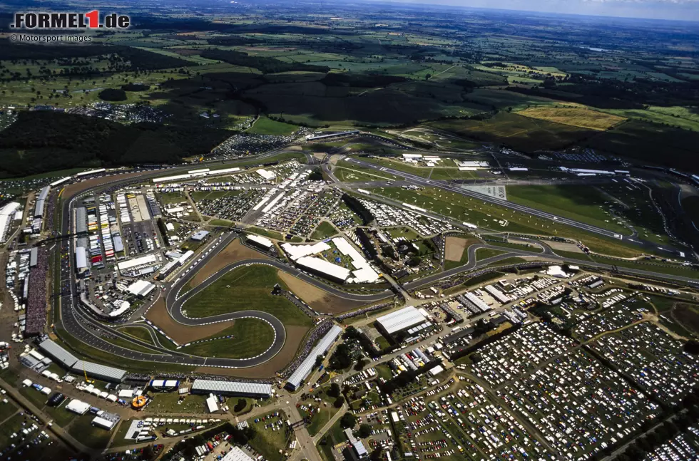 Silverstone: Wie oft das "British Home of Motor Racing" seit 1950 umgebaut wurde, das lässt sich kaum mehr zählen. Die größte Änderung gab es 2010 mit der Verlegung von Start/Ziel an die Hamilton-Gerade, inklusive neuer Streckenführung im Infield. Die Grundform rund um die Landebahnen des Flugplatzes lässt sich aber noch erahnen. Foto zur News: Silverstone: Wie oft das "British Home of Motor Racing" seit 1950 umgebaut wurde, das lässt sich kaum mehr zählen. Die größte Änderung gab es 2010 mit der Verlegung von Start/Ziel an die Hamilton-Gerade, inklusive neuer Streckenführung im Infield. Die Grundform rund um die Landebahnen des Flugplatzes lässt sich aber noch erahnen.