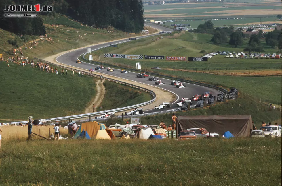 Foto zur News: Spielberg: Auf dem Bild fährt die Formel 1 1972 durch die Dr.-Tiroch-Kurve des Österreichrings. Dieser Teil der Strecke, die sogenannte Westschleife, ist heute nicht mehr im Layout enthalten. Tatsächlich war der Kurs zwischendurch komplett verschwunden, wurde dann von Red Bull gekauft und neu aufgebaut, mit Teilen des einstigen Layouts.