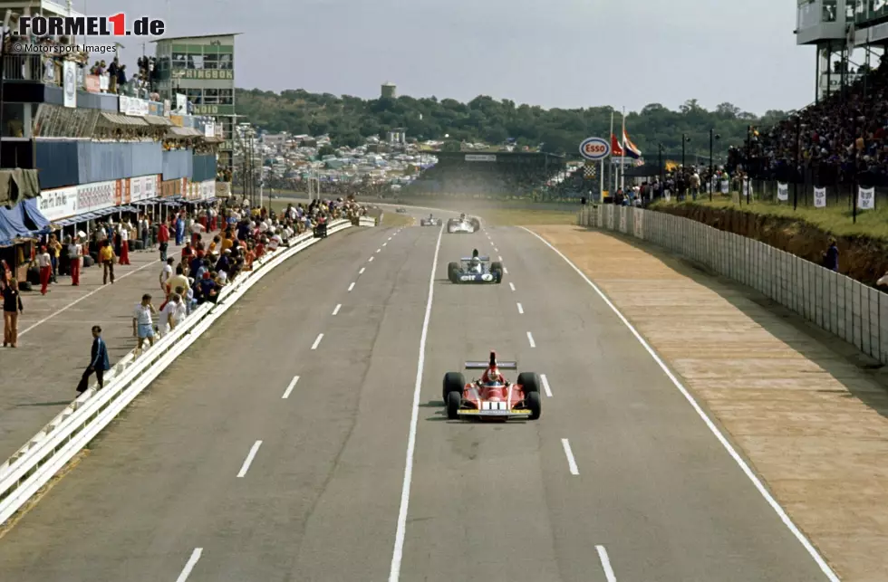 Foto zur News: Kyalami: Der Austragungsort in Südafrika hat etwas, das es nur selten gibt, denn nach einem Umbau Ende der 1980er-Jahre änderte sich die Fahrtrichtung! Wo bis 1988 im Uhrzeigersinn gefahren wurde, galt in der Formel 1 ab 1992 das Gegenteil. Die Strecke selbst hat obendrein ein deutlich anderes Layout erhalten.