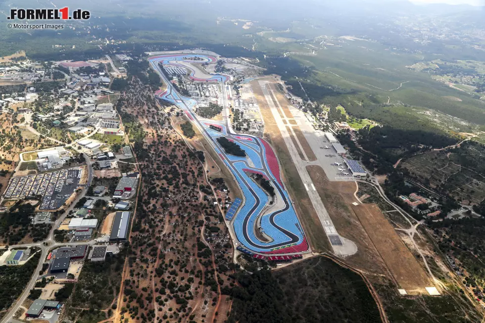 Le Castellet: Der Circuit Paul Ricard war zu seiner Einweihung 1970 eine moderne Anlage, befindet sich aber nicht mehr im Originalzustand: Die einst fast zwei Kilometer lange Mistral-Gerade hat eine (optionale) Schikane erhalten, der Kurs selbst bietet heute 167 Streckenvarianten, riesige Auslaufzonen aus Asphalt sowie Wassersprinkler! Foto zur News: Le Castellet: Der Circuit Paul Ricard war zu seiner Einweihung 1970 eine moderne Anlage, befindet sich aber nicht mehr im Originalzustand: Die einst fast zwei Kilometer lange Mistral-Gerade hat eine (optionale) Schikane erhalten, der Kurs selbst bietet heute 167 Streckenvarianten, riesige Auslaufzonen aus Asphalt sowie Wassersprinkler!
