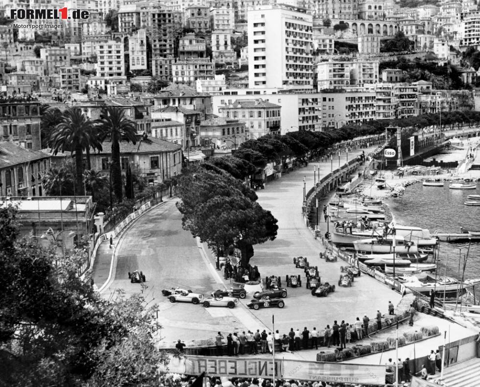 Foto zur News: Monaco: Das Bild zeigt eine Szene kurz nach dem Start zum Grand Prix 1960, das Feld fährt in die erste Kurve. Heute wäre das ungefähr die Passage zwischen Schwimmbad-Schikane und Rascasse-Kurve. Die gab es damals aber noch gar nicht! Sie fand ihren Weg erst 1973 ins Layout, später wurden die erste und letzte Kurve eckiger.