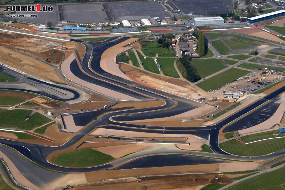 Es gibt sie häufig im Rennkalender der Formel 1: Umgebaute Strecken, die in unterschiedlicher Konfiguration befahren wurden. Ein paar besonders interessante Kurse und deren Geschichte stellen wir in dieser Fotostrecke vor - ohne Anspruch auf Vollständigkeit! Es gibt sie häufig im Rennkalender der Formel 1: Umgebaute Strecken, die in unterschiedlicher Konfiguration befahren wurden. Ein paar besonders interessante Kurse und deren Geschichte stellen wir in dieser Fotostrecke vor - ohne Anspruch auf Vollständigkeit!