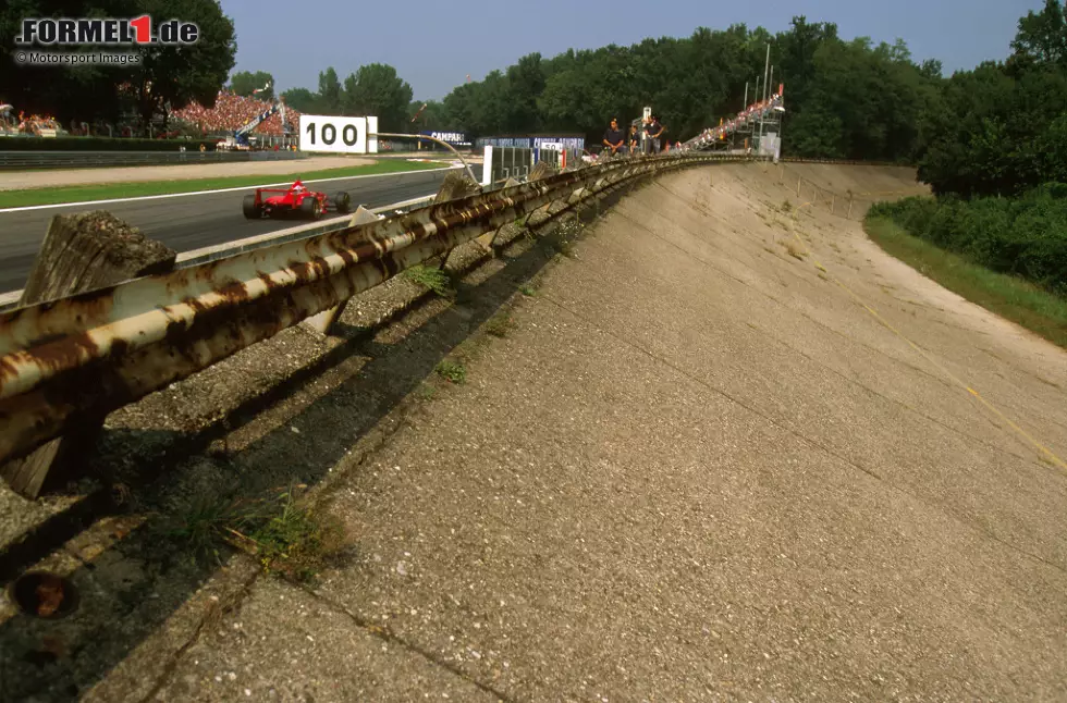 Monza: Der italienische Traditionskurs bot einst zwei Strecken in einer, nämlich ein Oval mit Steilkurven sowie das bekannte Layout mit einer Gesamtlänge von zehn Kilometern. Anfangs gab es keine Schikanen, die folgten erst nach und nach. Das Oval wurde schließlich komplett aufgegeben, steht aber noch immer. Foto zur News: Monza: Der italienische Traditionskurs bot einst zwei Strecken in einer, nämlich ein Oval mit Steilkurven sowie das bekannte Layout mit einer Gesamtlänge von zehn Kilometern. Anfangs gab es keine Schikanen, die folgten erst nach und nach. Das Oval wurde schließlich komplett aufgegeben, steht aber noch immer.