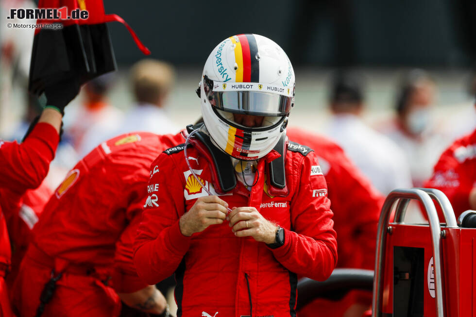 Foto zur News: Zum Vergleich: Mit diesem Helmdesign - Weiß mit den deutschen Nationalfarben Schwarz, Rot und Gold in Streifen - hat Sebastian Vettel seine Ferrari-Jahre 2015 bis 2020 bestritten.