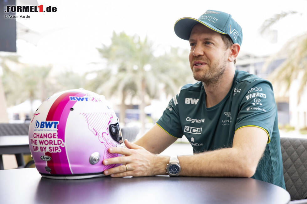 Foto zur News: Wichtigste Info dazu: Sebastian Vettel ist jetzt Markenbotschafter von Aston-Martin-Sponsor BWT, daher die neuen Farben auf seinem Helm.