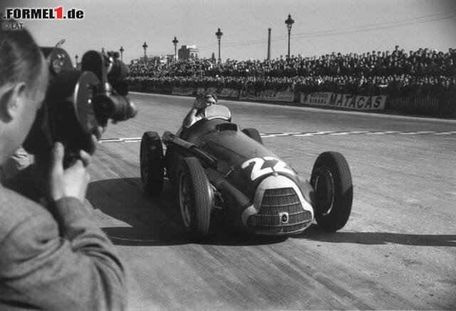 Juan Manuel Fangio (3 years between 1951 and 1954): The Argentine is considered one of the greatest racing drivers of all time. In the first Formula 1 season in 1950, he became vice world champion, and a year later the first of a total of five world championship titles. But not everyone knows that the first title is followed by a dry spell. Juan Manuel Fangio (3 years between 1951 and 1954): The Argentine is considered one of the greatest racing drivers of all time. In the first Formula 1 season in 1950, he became vice world champion, and a year later the first of a total of five world championship titles. But not everyone knows that the first title is followed by a dry spell.