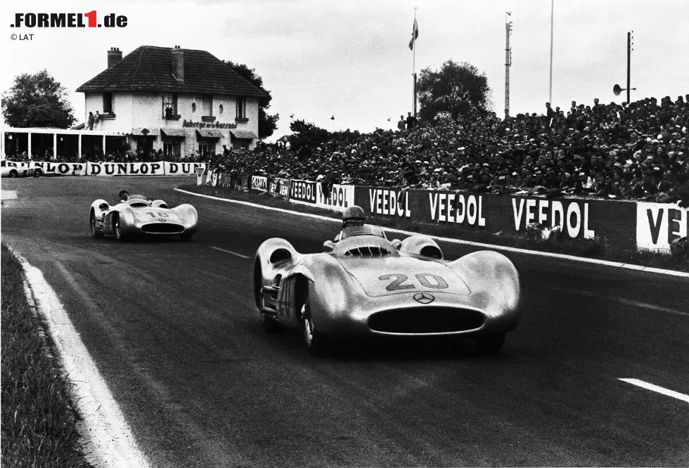 Hintergrund: Weil die Formel-1-Saison 1952 ohne Alfa Romeo stattfindet, ist auch Fangio nicht mit dabei. 1953 kehrt er mit Maserati in die Königsklasse zurück, wird im ersten Jahr aber "nur" Vizeweltmeister. Der zweite Titel folgt erst 1954, also drei Jahre nach seinem ersten Triumph. Dafür gewinnt er dann gleich vier Titel in Serie! Foto zur News: Hintergrund: Weil die Formel-1-Saison 1952 ohne Alfa Romeo stattfindet, ist auch Fangio nicht mit dabei. 1953 kehrt er mit Maserati in die Königsklasse zurück, wird im ersten Jahr aber "nur" Vizeweltmeister. Der zweite Titel folgt erst 1954, also drei Jahre nach seinem ersten Triumph. Dafür gewinnt er dann gleich vier Titel in Serie!