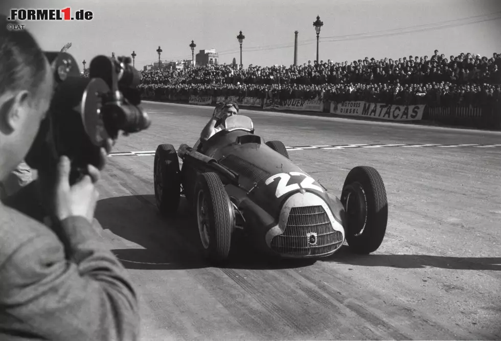 Foto zur News: Juan Manuel Fangio (3 Jahre zwischen 1951 und 1954): Der Argentinier gilt als einer der größten Rennfahrer aller Zeiten. Gleich in der ersten Formel-1-Saison 1950 wird er Vizeweltmeister, ein Jahr später folgt der erste von insgesamt fünf WM-Titeln. Doch nicht jeder weiß, dass nach dem ersten Titel erst einmal eine Durststrecke folgt.