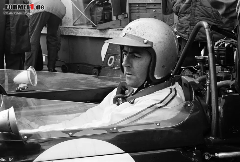 1964 feiert Teamkollege Dan Gurney die ersten beiden Siege für den Rennstall. Brabham selbst bleibt bis 1966 ohne Erfolg. Dann allerdings gelingt der ganz große Wurf! Mit vier Siegen macht sich der Australier zum bis heute einzigen Fahrer, der in einem selbst konstruierten Auto Formel-1-Weltmeister wird. Foto zur News: 1964 feiert Teamkollege Dan Gurney die ersten beiden Siege für den Rennstall. Brabham selbst bleibt bis 1966 ohne Erfolg. Dann allerdings gelingt der ganz große Wurf! Mit vier Siegen macht sich der Australier zum bis heute einzigen Fahrer, der in einem selbst konstruierten Auto Formel-1-Weltmeister wird.