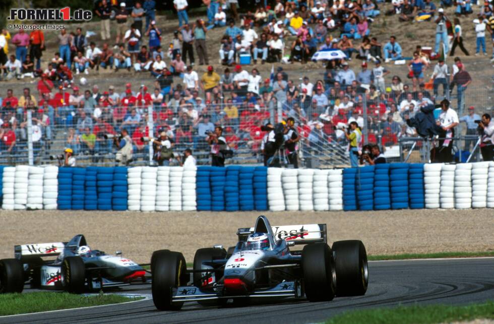 Foto zur News: Der Grand Prix von Europa in Jerez 1997 ist berühmt für die WM-Kollision zwischen Michael Schumacher und Jacques Villeneuve. Aber den Rennsieg holte sich Mika Häkkinen (McLaren-Mercedes). Bei seinem 96. Start war es sein erster von insgesamt 20 Siegen. Häkkinen wurde zweimal Weltmeister.