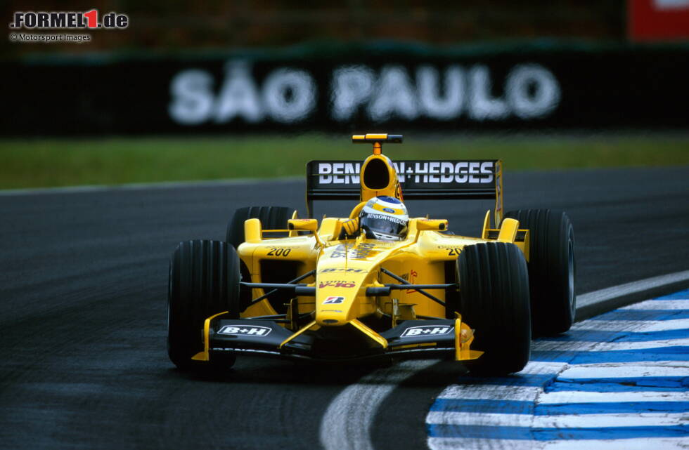 Foto zur News: Der Grand Prix von Brasilien im Jahr 2003 war der 110. Start von Giancarlo Fisichella (Jordan-Ford). Bei einsetzendem Regen wurde nach Unfällen abgebrochen. Zunächst wurde Kimi Räikkönen zum Sieger erklärt, aber die Rennleitung hatte sich geirrt. Fisichella bekam den Pokal erst beim nächsten Rennen. Mit Renault holte er noch zwei Siege.