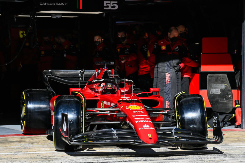 Foto zur News: ... wird diese Leistung nur von beiden Ferrari-Fahrern zusammen: Charles Leclerc und Carlos Sainz kommen am zweiten Testtag auf gemeinsam 150 Runden. Entspricht 700 Kilometern in Barcelona.