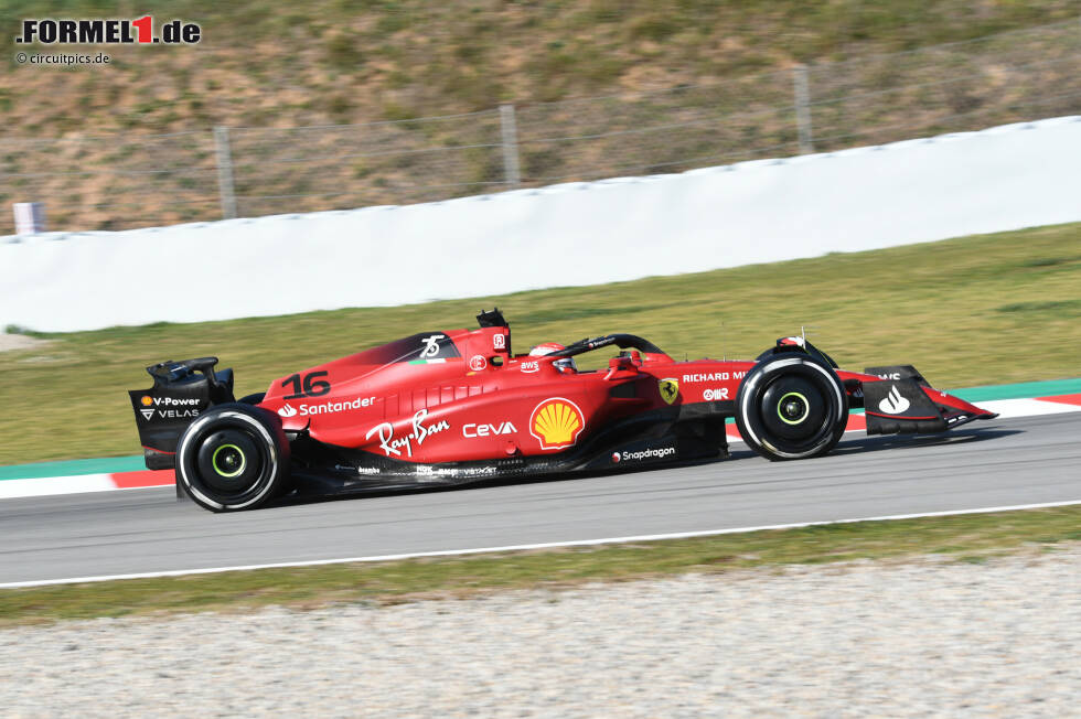 Foto zur News: Am Nachmittag erzielt Charles Leclerc im Ferrari F1-75 mit C3-Reifen 1:19.689 Minuten und sichert sich damit die Tagesbestzeit vor Pierre Gasly (AlphaTauri) und Daniel Ricciardo (McLaren). Eine neue Wochenbestzeit ist das aber nicht.