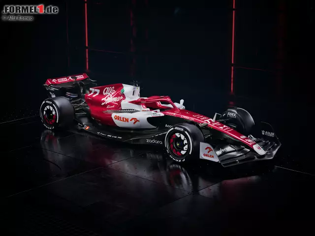 Foto zur News: Im Vergleich zu 2021 wurde die Lackierung des Alfa Romeo einem Facelift unterzogen. Der Alfa-Schriftzug ist neu gestaltet, das Logo von Kubica-Sponsor Orlen jetzt orange, die rot-weißen Flächen etwas anders verteilt. Und der Frontflügel ist schwarz statt weiß, ...