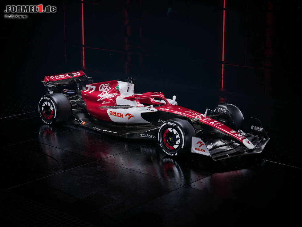 Im Vergleich zu 2021 wurde die Lackierung des Alfa Romeo einem Facelift unterzogen. Der Alfa-Schriftzug ist neu gestaltet, das Logo von Kubica-Sponsor Orlen jetzt orange, die rot-weißen Flächen etwas anders verteilt. Und der Frontflügel ist schwarz statt weiß, ... Im Vergleich zu 2021 wurde die Lackierung des Alfa Romeo einem Facelift unterzogen. Der Alfa-Schriftzug ist neu gestaltet, das Logo von Kubica-Sponsor Orlen jetzt orange, die rot-weißen Flächen etwas anders verteilt. Und der Frontflügel ist schwarz statt weiß, ...