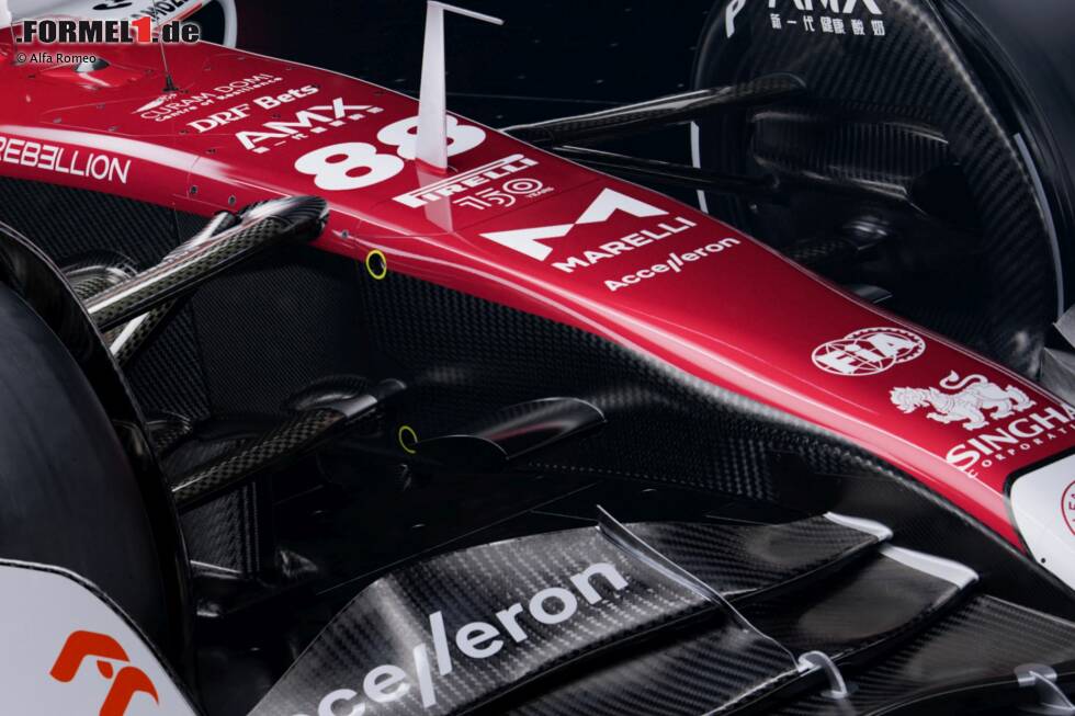 ... wobei sich das Karbonschwarz (gewichtsparend) weiter nach hinten zieht. Auf diesem Foto zu sehen: Alfa Romeo (eigentlich Sauber) setzt auf eine konventionelle Pushrod-Vorderradaufhängung, ... ... wobei sich das Karbonschwarz (gewichtsparend) weiter nach hinten zieht. Auf diesem Foto zu sehen: Alfa Romeo (eigentlich Sauber) setzt auf eine konventionelle Pushrod-Vorderradaufhängung, ...