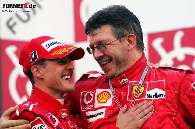 Foto zur News: Michael Schumacher und Ross Brawn waren als die Meister der Rennstrategie bei Ferrari bekannt. Vom legendären Dreistopp in Ungarn 1998 bis zur ebenfalls berühmt-berüchtigten siegreichen Vierstoppstrategie in Frankreich 2004. Die Zeiten bei der Scuderia haben sich jedoch geändert ...