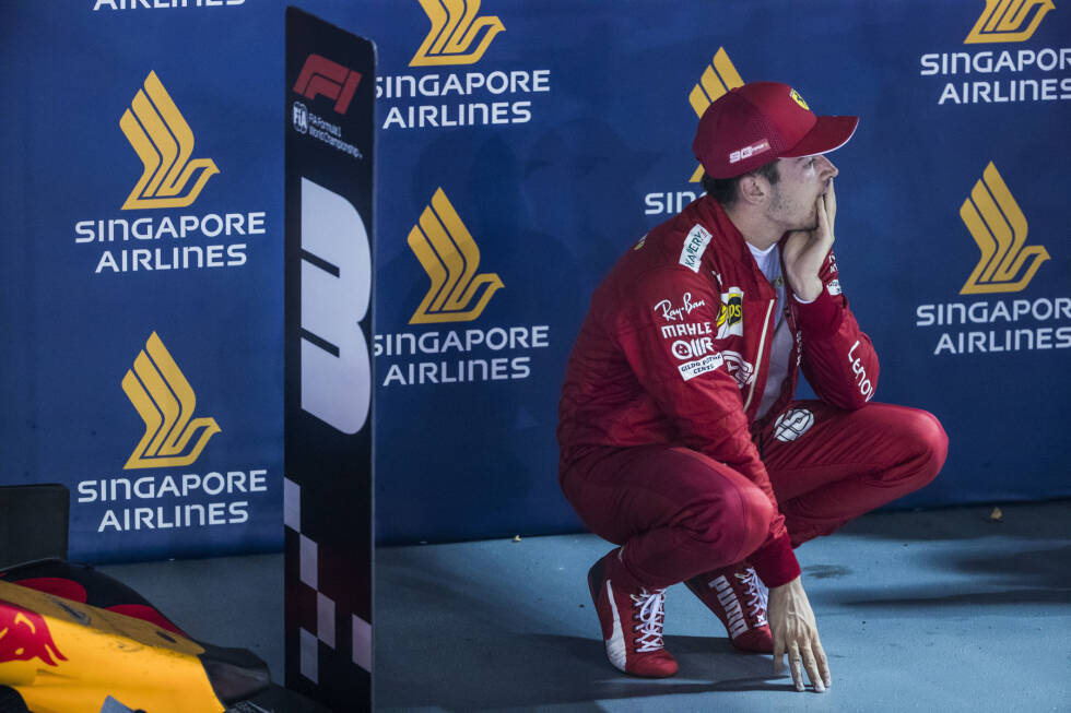 Foto zur News: ... eine Runde später hereinkommt, wird klar, dass Vettel auch der Undercut gegen seinen Teamkollegen gelungen ist. Leclerc schäumt am Funk, dass man ihm den Sieg mit der Strategie weggenommen hat, doch Ferrari behält die Reihenfolge bei. Am Ende steht ein Doppelsieg für die Scuderia, doch möglicherweise in der falschen Reihenfolge?