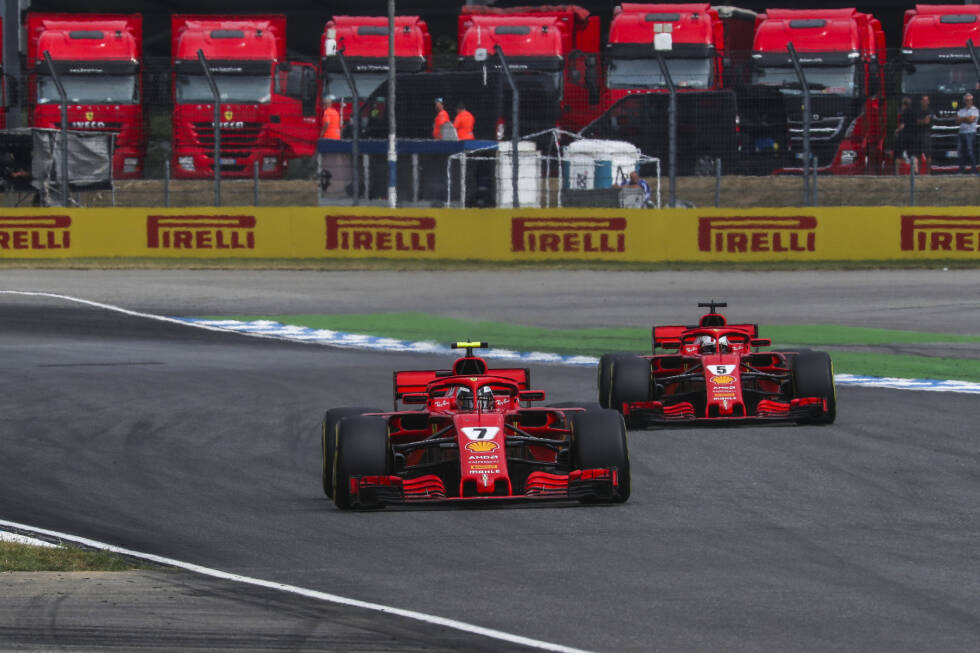 Foto zur News: ... in Runde 26 ebenfalls mit neuen Reifen aus der Box kommt, hat er den Finnen jedoch schnell eingeholt, kommt aber nicht vorbei. Nach rundenlangem Hinterherfahren, was Vettels Pace und Reifen beeinträchtigt, funkt Ferrari zu Räikkönen, dass die beiden auf unterschiedlichen Strategien seien und er seinen Teamkollegen ...