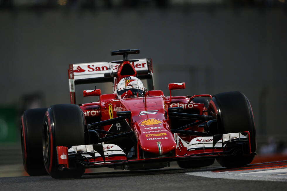 Foto zur News: #12 Abu Dhabi 2015: Beim Qualifying zum letzten Rennen des Jahres geht es nicht mehr um viel: Die WM wurde schon lange zugunsten von Hamilton entschieden und auch die Plätze dahinter sind bezogen. Doch in Q1 unterläuft dem Ferrari-Team ein Missgeschick. Vettel bricht seine letzte Runde ab, weil der Kommandostand ...