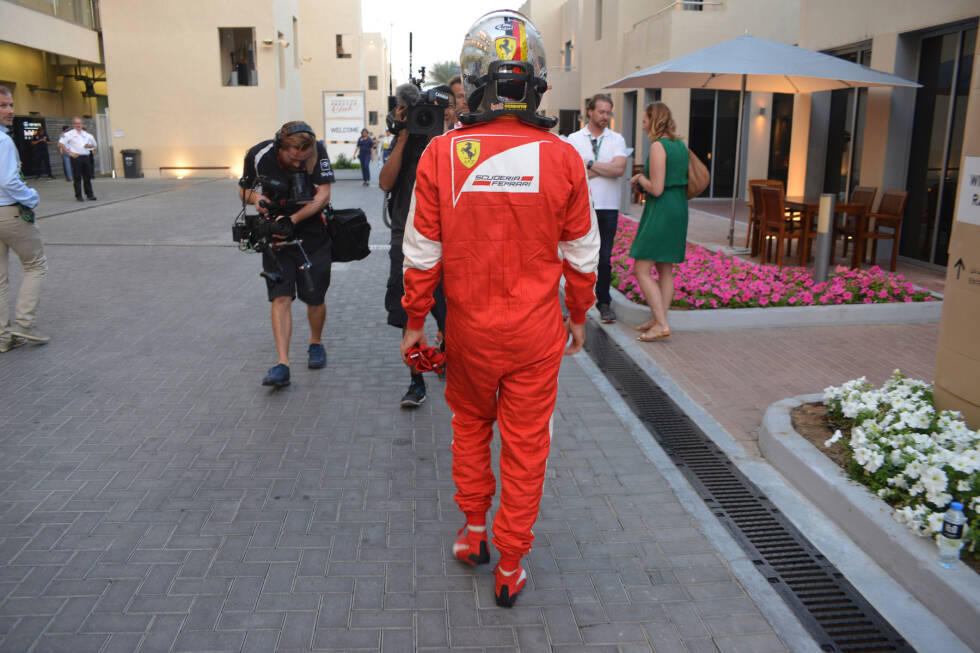 Foto zur News: ... davon ausgeht, dass seine vorherige Runde reicht. Doch Pustekuchen. Ferrari hat sich verrechnet: Die hinteren Fahrer verbessern sich und Vettel scheidet mit P16 bereits in Q1 aus, während Teamkollege Räikkönen am Ende 3. wird. Im Rennen folgt jedoch eine Aufholjagd auf den 4. Platz, doch mit dem Podium wird es nichts.