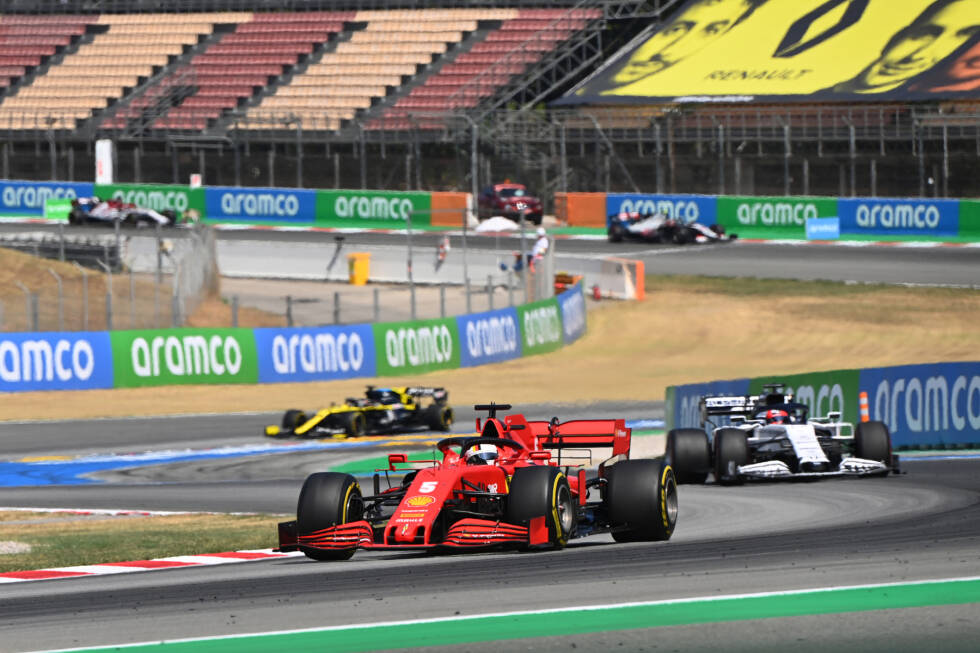 Foto zur News: #19 Spanien 2020: Mit dem SF1000 kämpfen Leclerc und Vettel wegen der fehlenden Motorleistung zumeist nur im Mittelfeld, daher ist die Pace der Roten auf der kurvenreichen Strecke in Barcelona relativ gut. Die von Ferrari gewählte Strategie für Vettel ist jedoch ziemlich überraschend: Auf den Medium-Reifen gestartet, legt ...
