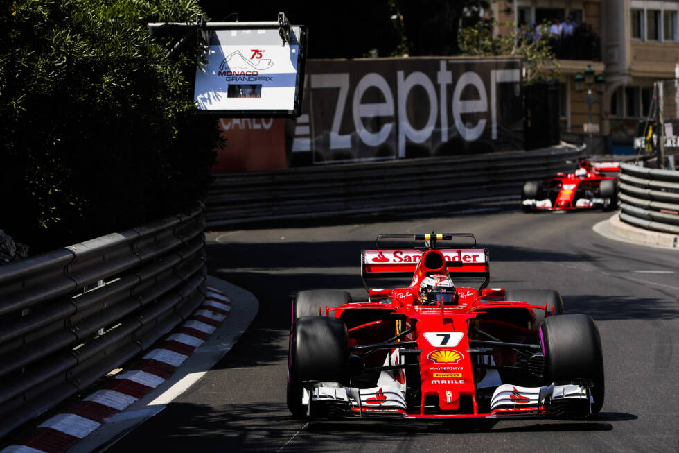 Foto zur News: #20 Monaco 2017: Versteckte Teamorder, ja oder nein? Im Fürstentum holt Räikkönen vor Vettel seine erste Pole seit 9 Jahren. Den Rennstart gewinnt er ebenfalls, ehe er in Runde 34 an die Box geholt wird, um einen Undercut seitens Verstappen und Bottas von hinten abzuwehren. Sein Teamkollege bleibt jedoch draußen, ...