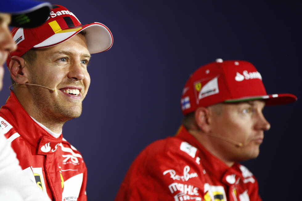 Foto zur News: ... zu vermeiden, wodurch seine Pace einbricht. Teamkollege Räikkönen hinter ihm würde gerne vorbei, darf aber nicht, da Vettel ein leichtes Opfer für die Mercedes-Piloten dahinter wäre. Vettel rettet den Doppelsieg für Ferrari ins Ziel, aber Räikkönen ist nicht gerade erfreut über die Teamtaktik, die ihm eine Chance auf den Sieg nimmt.