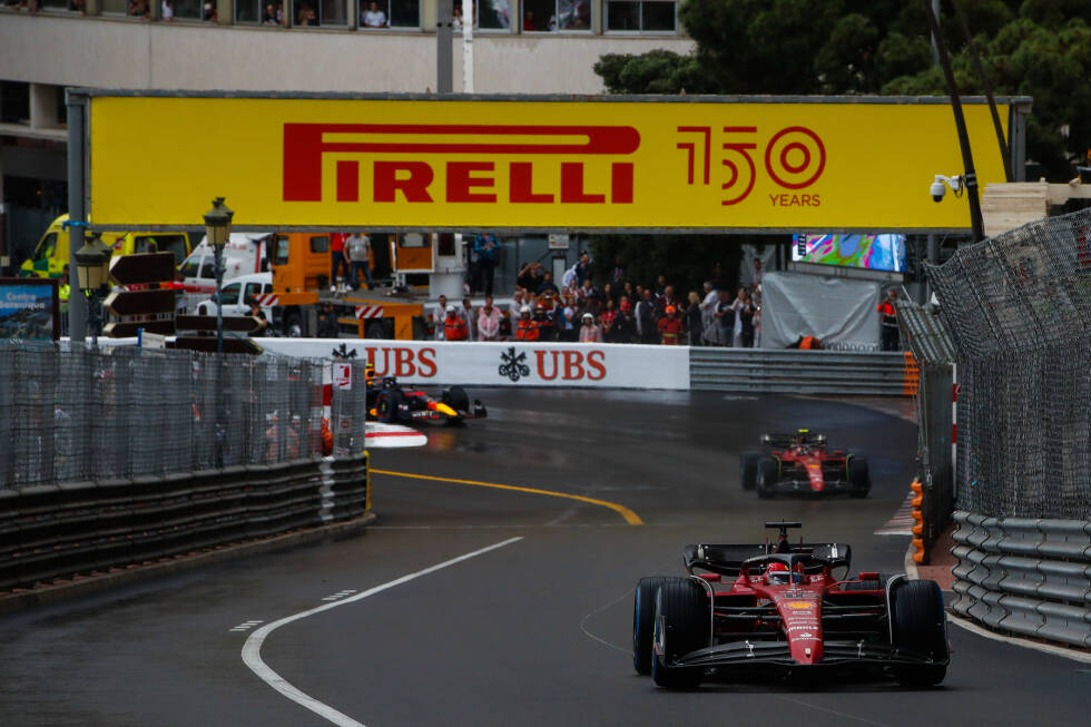 Foto zur News: #10 Monaco 2022: Nach dem verkorksten Qualifying 2019 und dem nicht erfolgten Start von der Pole 2021, gab es 2022 die nächste Heimpleite für Leclerc. Am Samstag mit zweieinhalb Zehnteln überlegen auf der Pole, sieht es auch in der Anfangsphase des verregneten Rennens gut für den Monegassen aus. Die Top-Fahrer ...