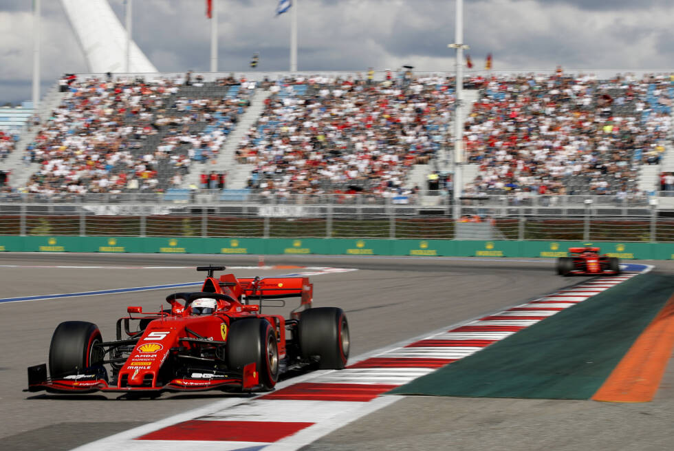 Foto zur News: ... Vettel das Rennen an. In der Folge fordert der Monegasse sein Team auf, die Führung wieder übernehmen zu dürfen, da dies so vor dem Rennen abgesprochen wurde. Vettel will den Platz trotz mehreren Aufforderungen seines Teams aber nicht hergeben. Der Heppenheimer kann nun wegziehen, doch Ferrari versucht ...