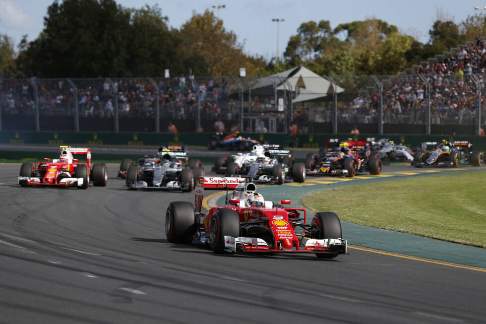 Foto zur News: #8 Australien 2016: Von den Plätzen 3 und 4 gestartet, legen die Ferrari-Piloten Vettel und Räikkönen einen Raketenstart hin, überholen beide Mercedes-Piloten in den ersten zwei Kurven und bilden eine Ferrari-Doppelführung. Während der Finne die Pace jedoch nicht mitgehen kann und zurückfällt, baut Vettel seinen ...