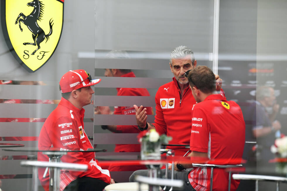 Foto zur News: ... auf Trockenreifen. Die Strecke ist jedoch schon deutlich feuchter als zuvor. Räikkönen kann sich noch auf den 4. Platz retten, während Vettel in der Löffel-Kurve auf dem nassen Randstein ausrutscht und nur 9. wird. Die Strecke wird immer nasser, weshalb beide Ferraris bei ihren zweiten Versuchen von der Strecke fliegen.
